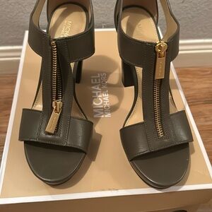 I almost like new shoes , olive color beautiful casual shoes